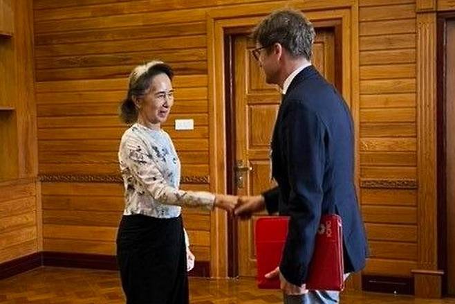 3일 미얀마 군부가 공개한 사진에서 축출된 미얀마 지도자 아웅산 수치(왼쪽)가 미얀마 수도 네피도에서 미얀마 주재 국제적십자위원회(ICRC) 대표 아르노 드 베크와 악수하고 있다. 네피도=AP 뉴시스