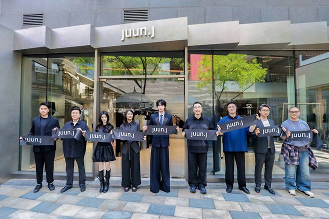 삼성물산 패션부문의 글로벌 디자이너 브랜드 준지(JUUN.J)가 중국 럭셔리 시장에 본격 진출했다. 준지는 중국 베이징 싼리툰(三里屯) 타이쿠리(太古里)에 신규 매장을 7일 오픈했다. 사진 왼쪽부터 리창다(李昌?) 베이징 싼리툰 타이쿠리 부총경리, 삼성물산 패션부문 남성복사업부장 이무영 상무, 중국 배우 황이(??), 삼성물산 패션부문 박남영 부문장, 준지 글로벌 앰배서더 안효섭 배우, 이현직 미스토 중화권 총괄 대표, 오준영 미스토 중화권 운영 총괄 대표, 마저딴(??丹) 베이징 싼리툰 타이쿠리 총경리, 앨런 팅(Allen Ting) 미스토 전략 파트너. /사진제공=삼성물산.