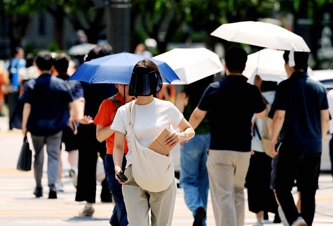월요일은 직장인이 일주일 가운데 가장 생산적으로 일하는 날 중 하나로 꼽히는 반면 금요일은 업무 효율이 상대적으로 떨어진다.사진은 지난 3일 서울 종로구 세종대로사거리에서 시민들이 양산과 썬캡을 쓰고 발걸음을 옮기고 있는 모습. /사진=-뉴스1