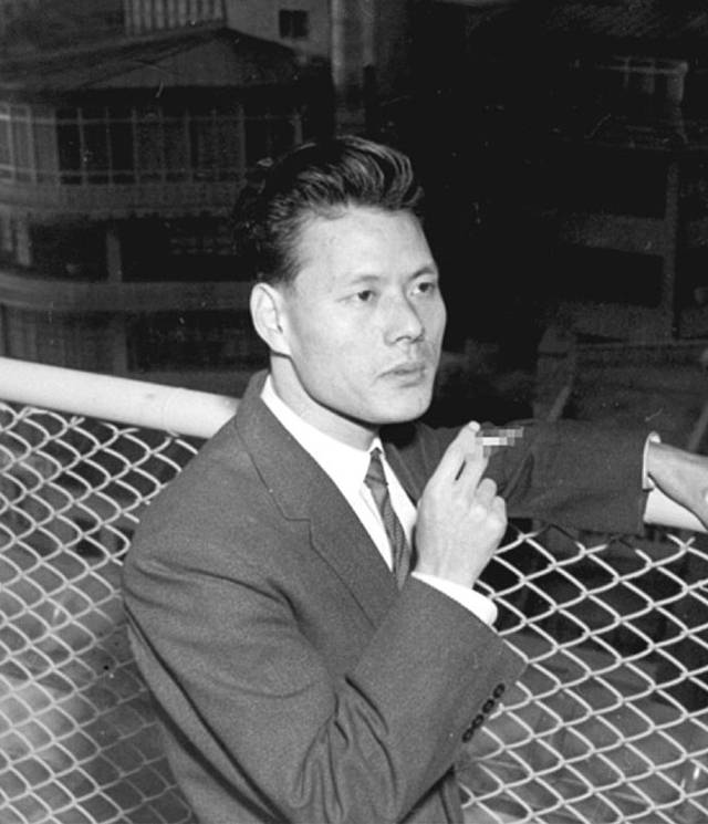 1960년 3월 잡지 ‘새벽’에 권두논문과 함께 실린 이어령의 27세 때 모습. 당시 지식인의 사회참여에 대해 진지하게 사색했던 그는 “문학이 정치 시녀가 돼서는 안 된다”라는 소신으로 참여문학과 거리를 두게 된다. ⓒ영인문학관