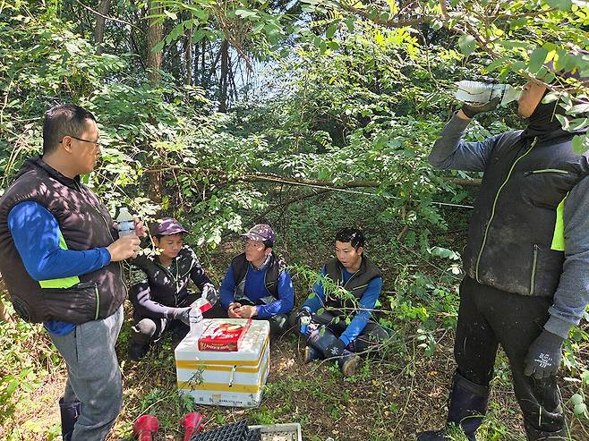폭염중대경보가 내려진 지난 7일 강원 홍천군 화촌면 한 단호박 농가에서 외국인 계절근로자들이 뜨거운 햇볕을 피해 얼음물을 마시며 휴식을 취하고 있다. 배상철 기자