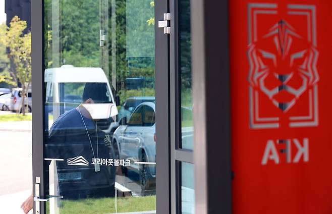 ▲ 6일 경찰의 압수수색이 진행된 충남 천안시 서북구 입장면 대한축구협회 사무실 안으로 협회 관계자가 출입하고 있다. ⓒ연합뉴스