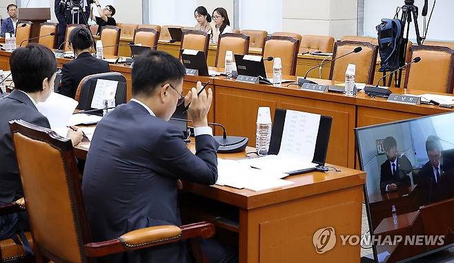 반쪽짜리 선관위 국조특위 청문회 (서울=연합뉴스) 이동해 기자 = 10일 국회에서 열린 '제9회 전국동시지방선거 투표용지 부족 사태 등 국민 참정권 침해 진상규명 및 선거관리 개혁을 위한 국정조사 특별위원회' 제3차 청문회에 범여권 위원들이 불참해 자리가 비어 있다. 2026.8.10 eastsea@yna.co.kr