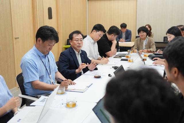 강삼영 교육감은 11일 도교육청에서 기자간담회를 열고 다음달부터 초·중·고 10개교와 유치원 3개원에서 ‘스마트폰 청정학교’ 정책을 시범 운영한다고 밝혔다. 사진=도교육청 제공