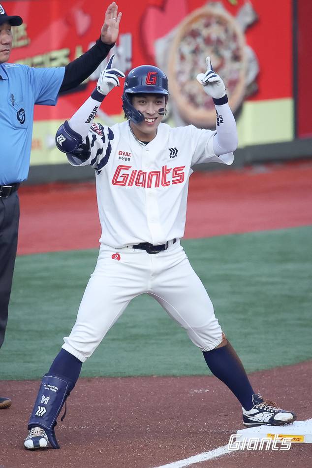 도루 35개로 리그 1위에 올라 있는 황성빈. 황성빈이 도루왕에 오르게 되면 롯데 출신으로는 31년 만에 도루왕에 오른다. 롯데 자이언츠 제공