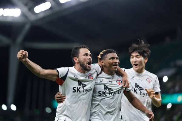 제주SK FC가 막강하고 효율적인 화력을 자랑하며 제주발 돌풍을 일으키고 있다. (아이아스, 네게바 골 세레머니). /사진=제주SK FC