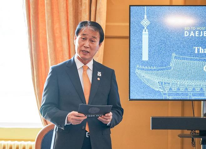 권오을 국가보훈부 장관이 6월 16일 런던에 위치한 영국 명예 포병대 행사장에서 인빅터스 게임 유치를 위한 경쟁 프레젠테이션을 발표하고 있다. 국가보훈부 제공