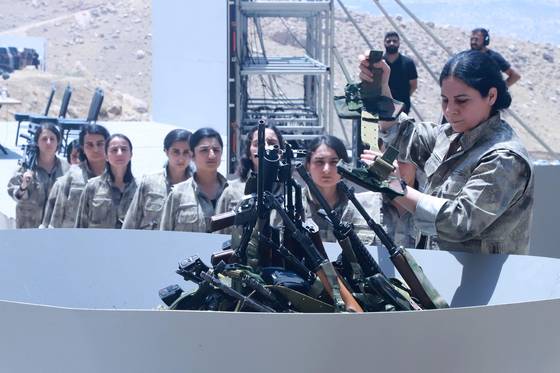지난해 10월 이라크 북부 쿠르드족 자치지역에서 쿠르드노동자당(PKK) 대원들이 자신들이 가진 무기를 모아 소각하는 행사를 벌이고 있다. AFP=연합뉴스
