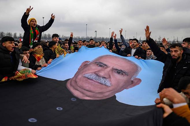 지난 3월 튀르키예 이스탄불에서 쿠르드인들이 쿠르드노동자당(PKK) 지도자 압둘라 외잘란의 대형 사진을 들고 그의 석방을 촉구하고 있다. AFP=연합뉴스
