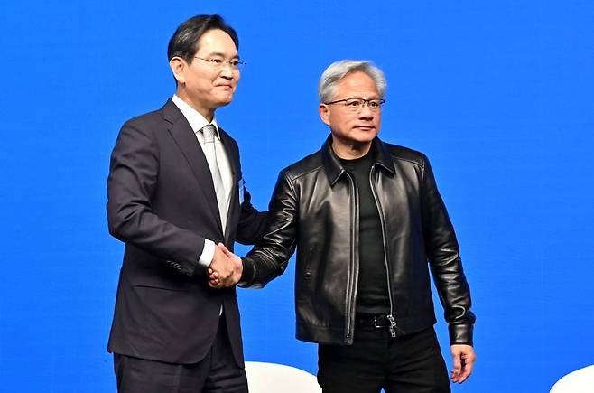 이재용 삼성전자 회장과 젠슨 황 엔비디아 최고경영자이 24일(현지시간) 미국 샌프란시스코 더 미드웨이에서 이재명 대통령이 참석한 '샌프란시스코 AI 서밋'에서 악수하고 있다. 2026.7.25 / 사진=연합뉴스
