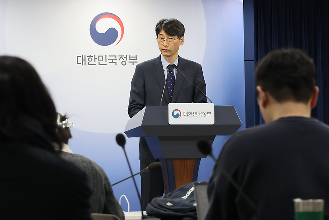김경만 과학기술정보통신부 인공지능정책실장이 지난 2월20일 서울 종로구 정부서울청사에서 독자 AI 파운데이션 모델 프로젝트 추가공모 결과를 발표하고 있다. 연합뉴스