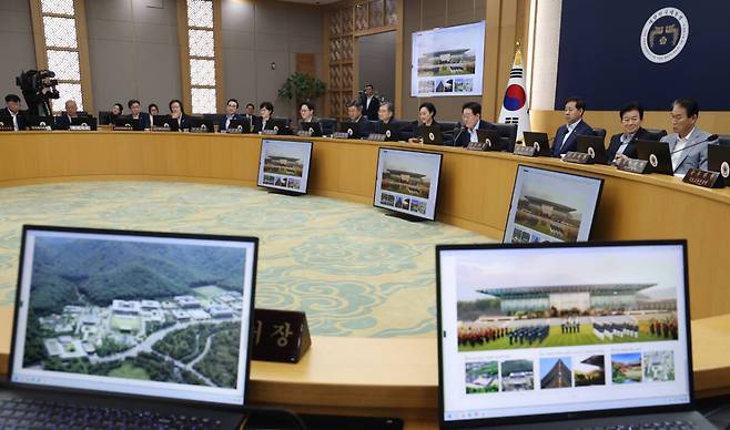 이재명 대통령이 11일 정부세종청사에서 열린 국무회의에서 강주엽 행복청장의 보고 때 대통령 세종 집무실 조감도를 보고 있다. 연합뉴스