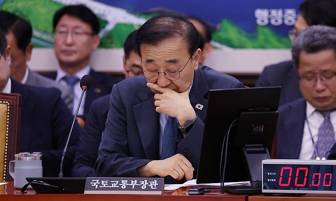 심각한 김윤덕 장관 김윤덕 국토교통부 장관이 11일 국회에서 열린 국토교통위원회 전체회의에서 위원장의 발언을 듣고 있다. 허정호 선임기자