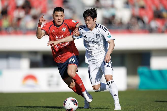 김천 이강현(왼쪽)은 지난해 말 광주와 계약이 만료된 뒤 FA 신분으로 올해 1월 5일 입대했다. 그는 “전역 후 더 많은 팀이 찾는 미드필더가 되겠다”고 힘주어 말했다. 사진제공│한국프로축구연맹