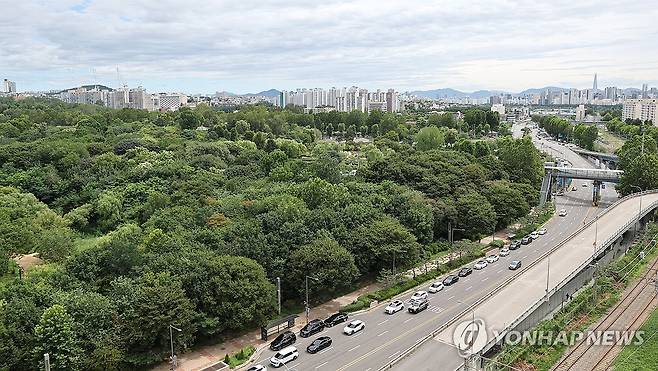 용산공원 부지 내 주택 공급은 "안돼" (서울=연합뉴스) 김주형 기자 = 사진은 9일 용산공원 일대 전경. 2026.8.9 kjhpress@yna.co.kr