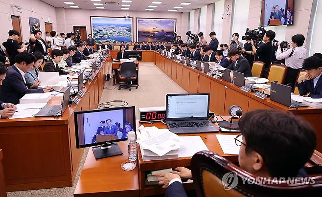 업무 보고 하는 김윤덕 국토교통부 장관 (서울=연합뉴스) 배재만 기자 = 김윤덕 국토교통부 장관이 11일 국회에서 열린 국토교통위원회 전체회의에서 업무보고를 하고 있다. 2026.8.11 scoop@yna.co.kr