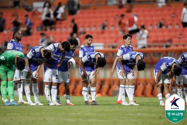 지난 2일 제주월드컵경기장에서 열린 K리그1 21라운드 제주SK와의 경기에서 무승부를 거둔 인천 유나이티드 선수단이 관중들에게 인사하고 있다. /한국프로축구연맹 제공