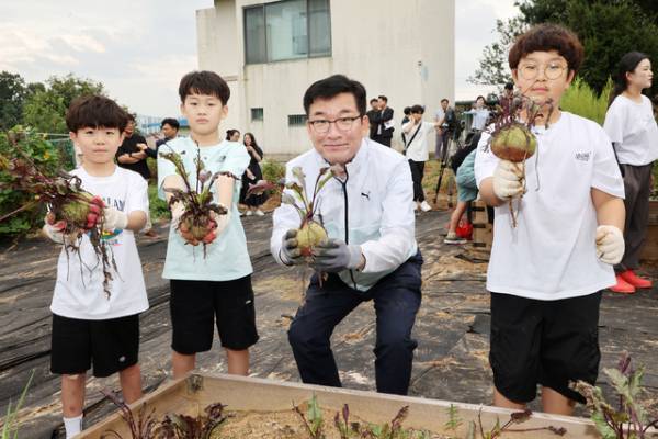 윤건영 충북도교육감이 청주 분평초등학교에서 진행된 다채움2.0 활용수업에 참관하고 있다. /충북도교육청 제공