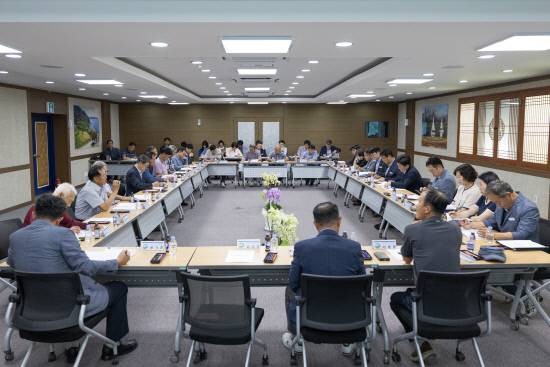 해군과 남해군농어업회의소는 지난 11일 농업기술센터 대회의실에서 농업 정책간담회를 열고 농업 현장의 애로사항을 공유하고 지역 농업의 경쟁력을 높이기 위한 지원 방안을 논의했다. 사진=남해군