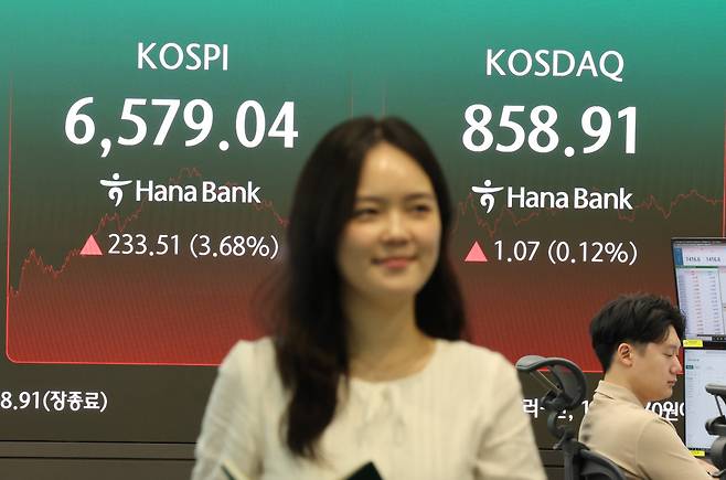 12일 서울 중구 하나은행 딜링룸 전광판에 코스피, 코스닥 지수가 표시돼 있다.(연합뉴스)