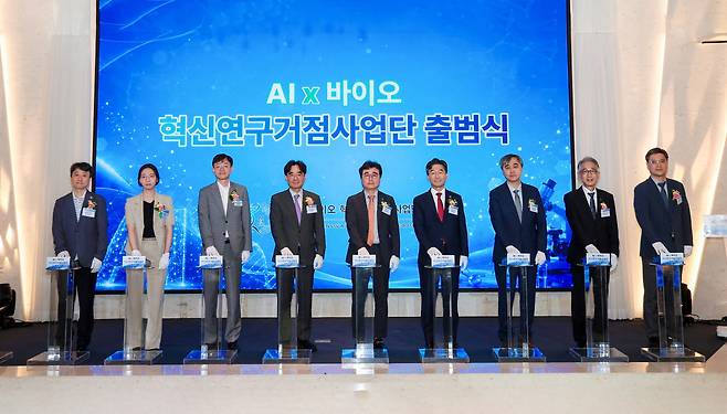 12일 오후 대구광역시 수성구 인터불고호텔에서 'AIx바이오 혁신연구거점 조성 시범사업단 출범식'이 열렸다. 왼쪽부터 정성원 한국연구재단 차세대바이오단장, 한지현 재정경제부 과장, 김태운 대구광역시 인공지능혁신성장실장, 오대현 과학기술정보통신부 미래전략기술정책관, 이현식 경북대학교 교수, 허영우 경북대학교 총장, 양동헌 경북대학교병원장, 박구선 대구경북첨단의료산업진흥재단 이사장, 김상현 경북대학교 교수. (사진=경북대AIx바이오혁신연구거점조성사업단)