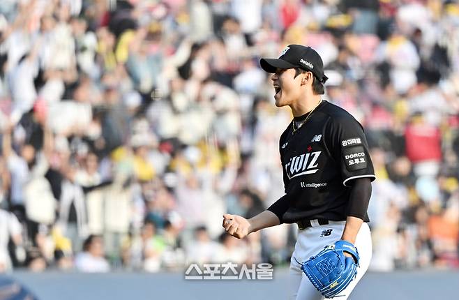 KT 박영현이 29일 잠실구장에서 열린 2026 KBO 리그 LG와 경기 9회말 2사 2루 상황에서 LG 문성주를 우익수 뜬공으로 잡아내며 승리를 지켜낸 뒤 기뻐하고 있다. 잠실 | 박진업 기자 upandup@sportsseoul.com