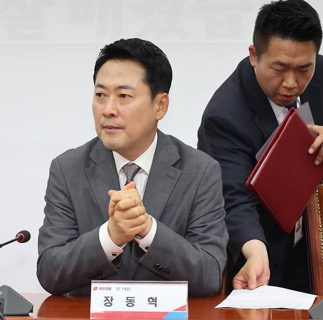 장동혁(왼쪽) 국민의힘 대표가 지난달 23일 서울 영등포구 국회의사당에서 열린 '국민의힘-선거관리위원회 공무원노동조합 간담회'에 참석해 생각에 잠겨 있다. 뉴시스