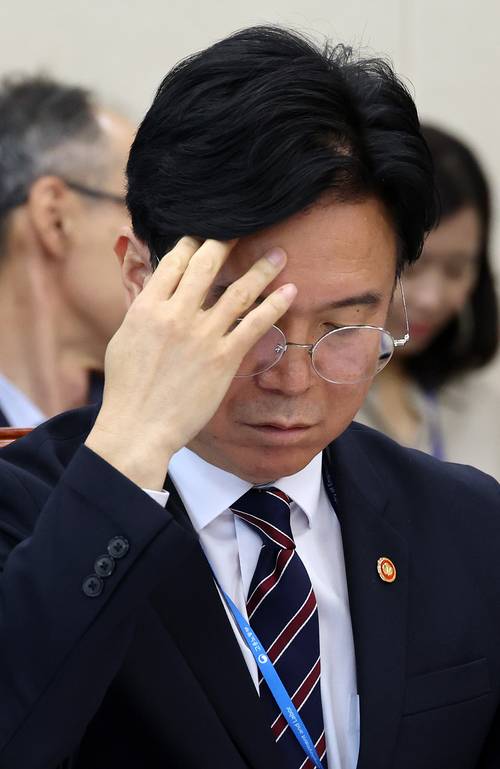 12일 국회 기후에너지환경노동위원회 전체회의에 참석한 김영훈 고용노동부 장관. 연합뉴스