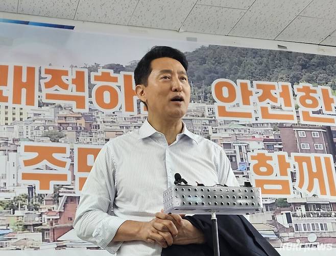 11일 오전 오세훈 서울시장이 서울 용산구 청파동 일대에서 주민간담회를 마친 뒤 취재진 질문에 답하고 있다. 서지영 기자