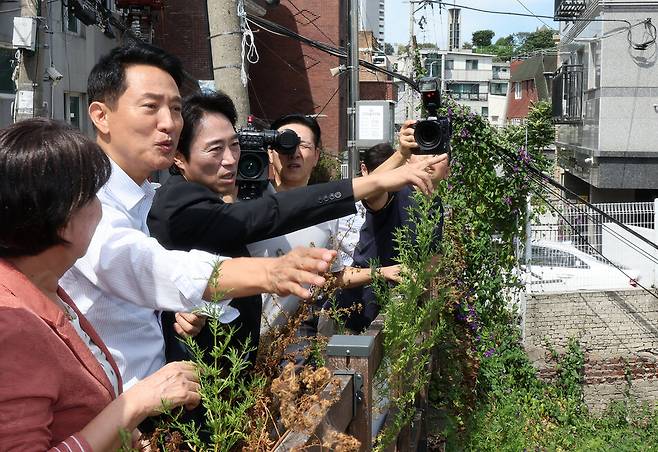오세훈 서울시장(왼쪽 두번째)이 11일 오전 서울 용산구 서계·청파동 일대 정비사업 현장을 둘러보고 있다. 연합뉴스