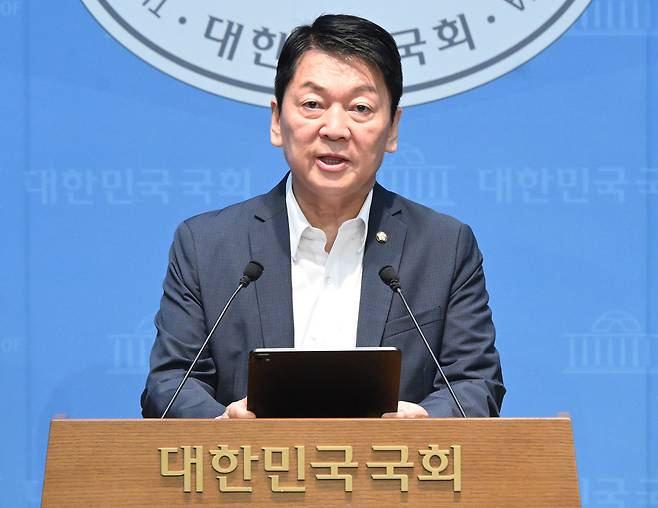 안철수 국민의힘 의원이 12일 서울 여의도 국회 소통관에서 당 조직강화특위 관련 기자회견을 하고 있다. 이병주 기자