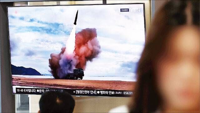 북한이 한·미 연합훈련 ‘을지 자유의 방패’(UFS)를 앞둔 12일 동해상으로 탄도미사일을 발사했다. 사진은 서울역 대합실에서 관련 뉴스가 방송되는 모습. 연합뉴스