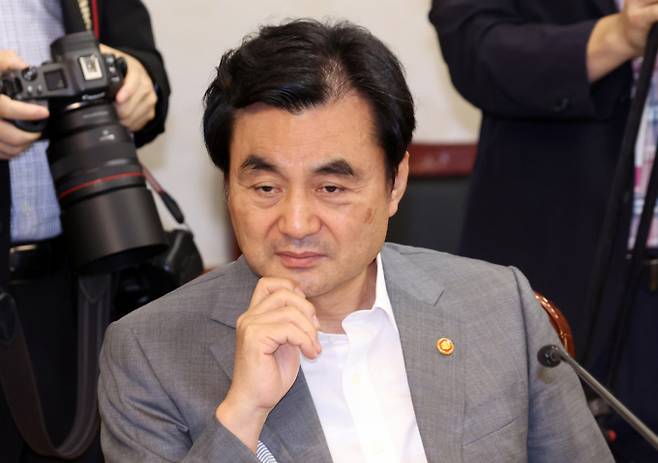 안규백 국방부 장관이 12일 육·해·공군사관학교 총동창회장들을 만나 현재의 3군 사관학교 체제를 유지하면서 교육개혁을 추진하는 방안도 검토하겠다는 입장을 밝혔다. 사진은 안 장관이 12일 오전 서울 종로구 세종대로 정부서울청사에서 열린 대한민국 2045전략수립위원회 2차 회의에 참석한 모습. /사진=뉴스1