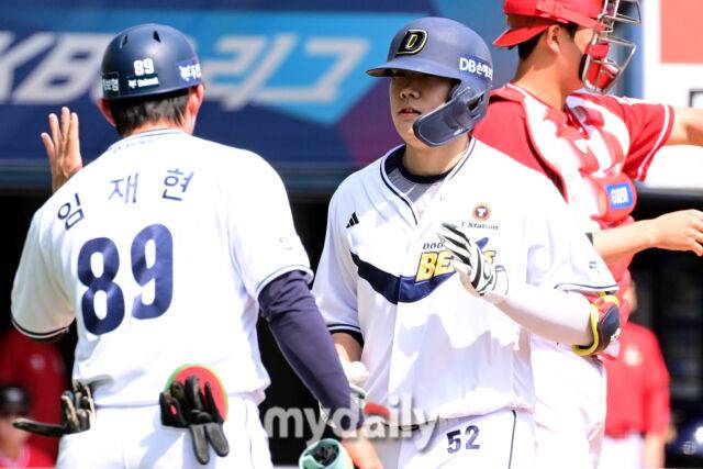 10일 오후 서울 잠실야구장에서 진행된 '2026 신한 SOL BANK KBO리그' SSG 랜더스-두산 베어스 경기. 두산 박준순이 3회말 선두타자로 등장해 SSG 선발 최민준에게 솔로 홈런을 때린 뒤 기뻐하고 있다./마이데일리