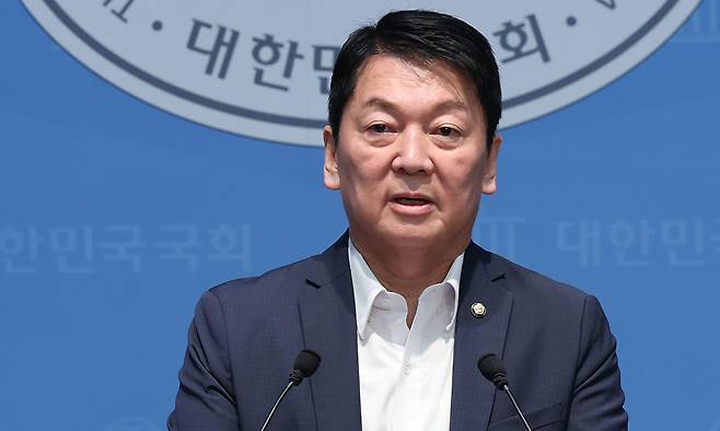 안철수 국민의힘 의원이 12일 서울 여의도 국회 소통관에서 당 지도부와 조직강화특위에 쇄신안을 건의하고 있다. 뉴스1