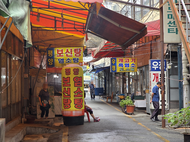 ‘개 식용 종식법’ 시행 전 마지막 복날을 이틀 앞둔 12일 낮 대구 북구 칠성종합시장. 개고기 식당 업주들이 손님을 기다리는 듯 밖으로 나와 있다. 2026. 8. 12. 대구 민경석 기자