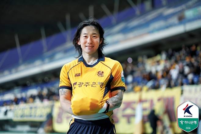 광주 신창무가 지난 3월 광주월드컵경기장에서 열린 K리그1 인천 유나이티드전에서 3-2로 승리한 뒤 아내의 임신을 축하하는 세리머니를 하고 있다. 신창무가 선행에 나선 다음날 그 아이도 태어났다. 프로축구연맹 제공