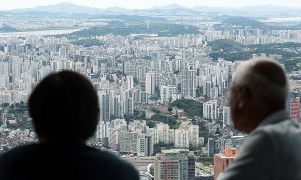 시민들이 서울 도심 아파트 단지를 바라보고 있다./사진=뉴시스
