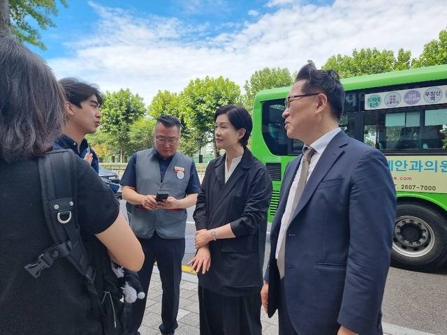 조주연 홈플러스 대표가 '우리동네 홈플러스 우리가 살려요' 캠패인이 끝나고 기자들과 인터뷰하고 있다. 김명근 기자.