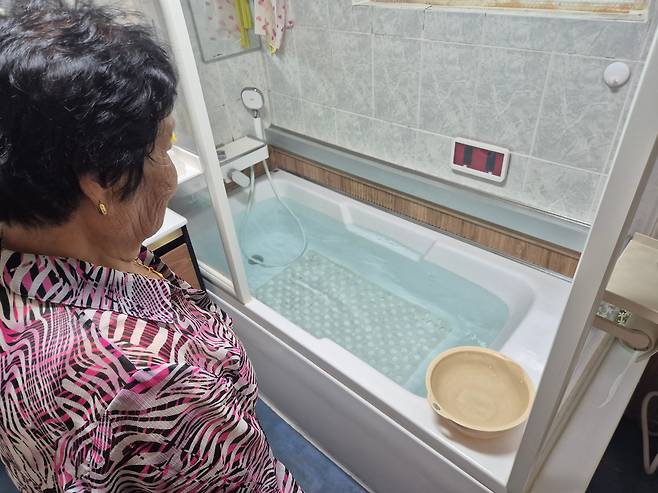 12일 오전 경남 밀양시 상남면 남산마을에 사는 이영자(88)씨가 제한 급수 때문에 집안 곳곳에 물을 받아뒀다. /권태완 기자