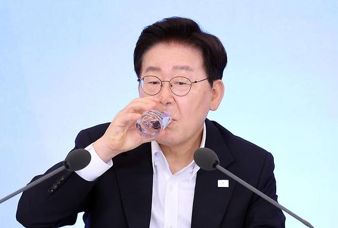 이재명 대통령이 12일 청와대에서 열린 미래성장동력 7대 SEED 보고회에서 물을 마시고 있다. ⓒ뉴시스