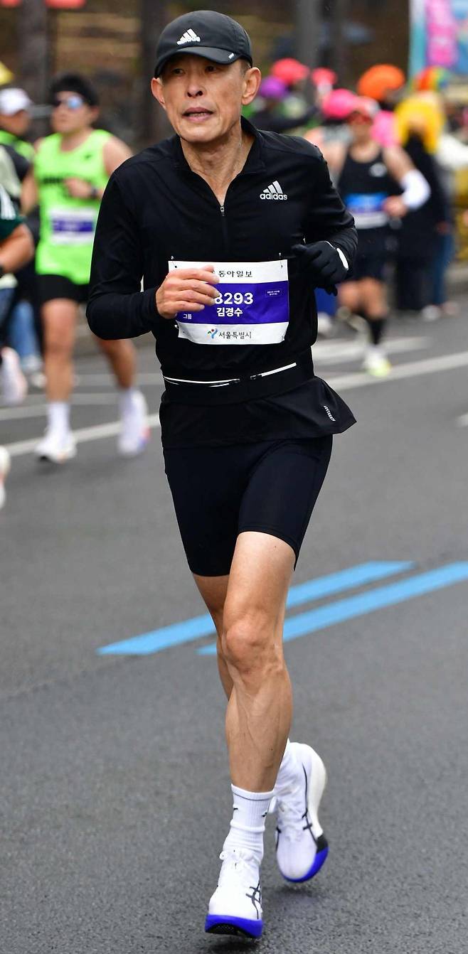 김경수 인하대 조선 해양공학과 명예교수가 3월 열린 2026 서울마라톤 겸 제96회 동아마라톤에 출전한 모습. 김경수 교수 제공