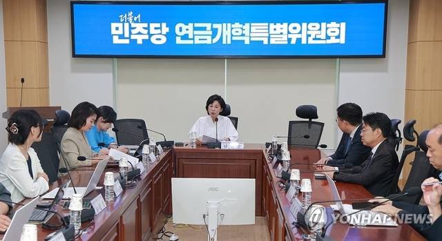 더불어민주당 연금개혁특별위원장인 남인순 국회부의장이 12일 국회 의원회관에서 열린 특위 전체회의에서 발언하고 있다. 연합뉴스