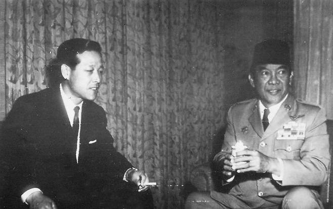1962년 일본 도쿄에서 김종필 중앙정보부장과 만난 수카르노(오른쪽) 인도네시아 대통령. 서구식 민주주의에 대해 근본적인 회의를 갖고 있었던 박정희는 수카르노가 주장한 교도 민주주의와 비슷한 개념의 '행정적 민주주의'를 내세웠다. 한국일보 자료사진
