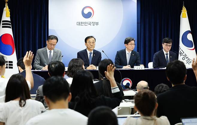 전월세 및 매매시장 안정을 위한 주택 신속공급 방안 브리핑이 13일 오전 서울정부청사 브리핑룸에서 열렸다. 왼쪽부터 이형일 재정경제부 1차관, 김윤덕 국토부 장관, 이억원 금융위원장, 임기근 국무조정실장. 우상조 기자