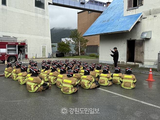 ▲ 12일 태백시 강원소방학교에서 제43기 신임 소방공무원 교육생들이 화재 건물 내부로 안전하게 진입하기 위한 ‘도어엔트리’ 훈련에 앞서 교관의 설명을 듣고 있다. 백승원 기자