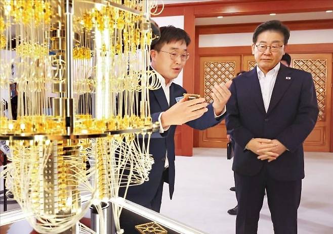 이재명 대통령이 12일 청와대에서 열린 ‘미래성장동력 7대 시드(SEED) 보고회’에 참석하기에 앞서 양자컴퓨터 모형을 관람하고 있다. /김범준 기자
