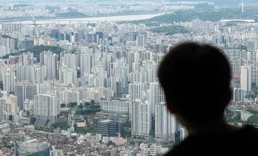 지난 9일 오후 서울 도심 아파트 단지를 한 시민이 바라보고 있다. 뉴시스