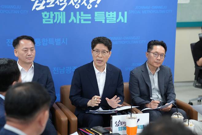 황기연 전남광주통합특별시 행정부시장은 13일 무안청사에서 기자간담회를 열고 정무직 지방부시장 시민추천제와 관련해 제기된 문제에 대한 시의 입장과 향후 절차를 설명했다. 광주특별시 제공