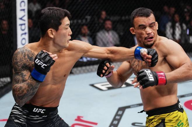 유주상(사진 왼쪽)의 경기 장면. UFC 제공